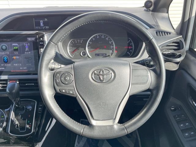 TOYOTA VOXY 2017 Image 31