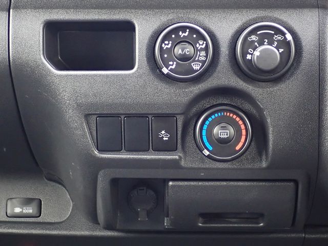 TOYOTA HIACE VAN 1.15T 2WD 2021 Image 31