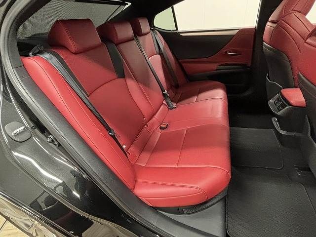 TOYOTA LEXUS ES300H 2019 Image 31