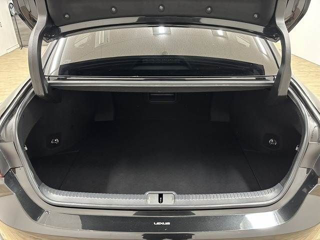 TOYOTA LEXUS ES300H 2019 Image 31