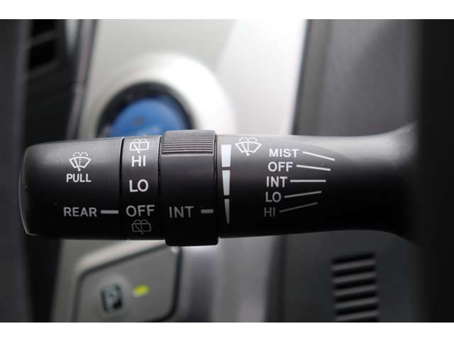 TOYOTA PRIUS ALPHA 2012 Image 31