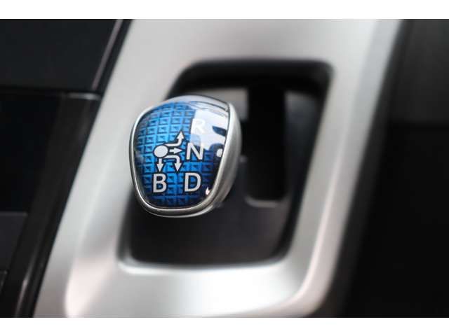 TOYOTA PRIUS ALPHA 2012 Image 31