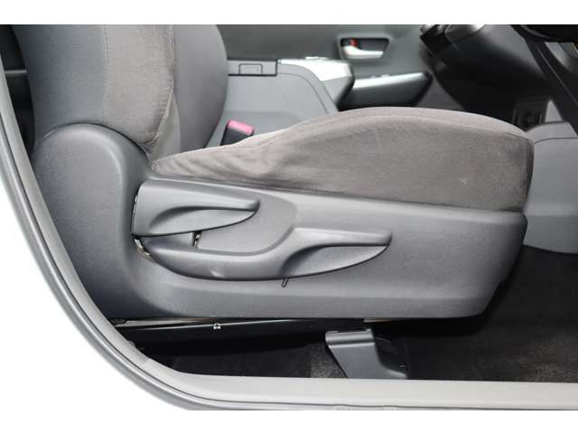 TOYOTA PRIUS ALPHA 2012 Image 31