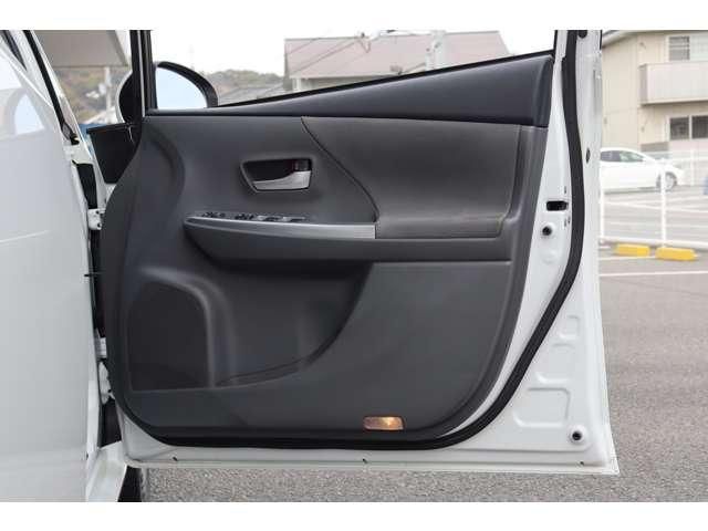 TOYOTA PRIUS ALPHA 2012 Image 31