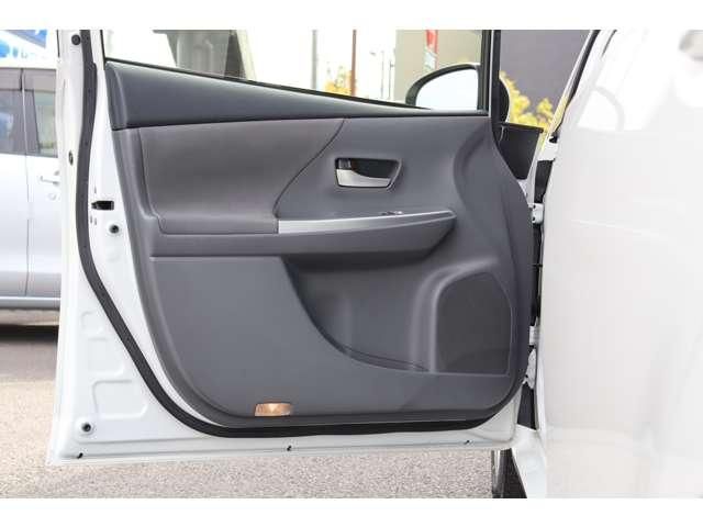 TOYOTA PRIUS ALPHA 2012 Image 31