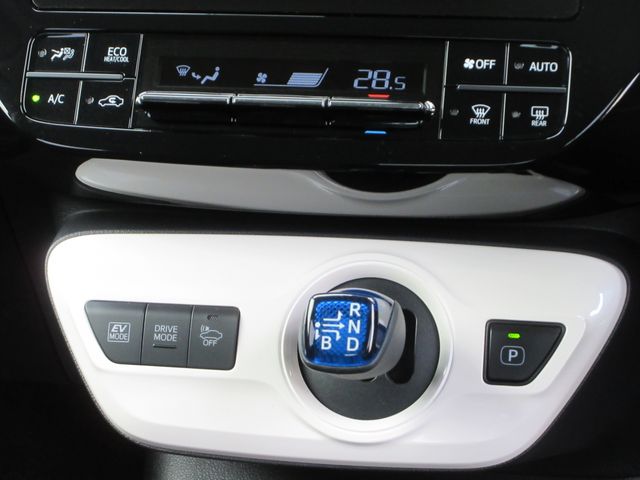 TOYOTA PRIUS 2017 Image 31