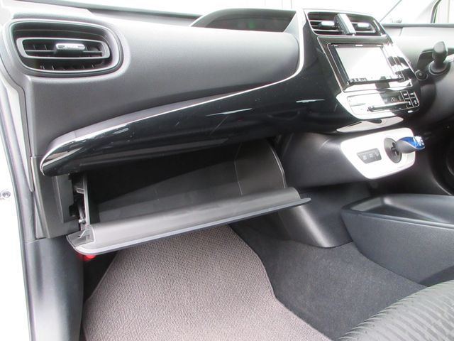 TOYOTA PRIUS 2017 Image 31