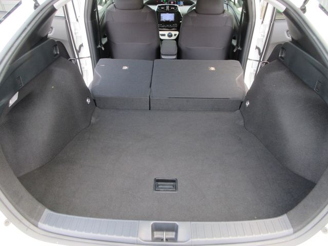 TOYOTA PRIUS 2017 Image 31