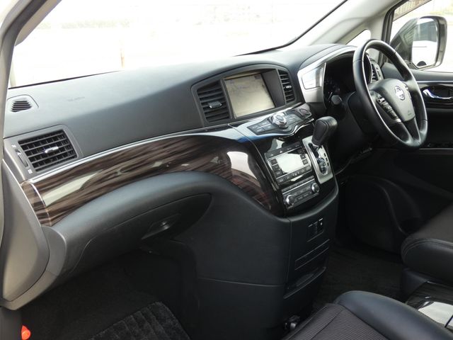 NISSAN ELGRAND 2017 Image 31