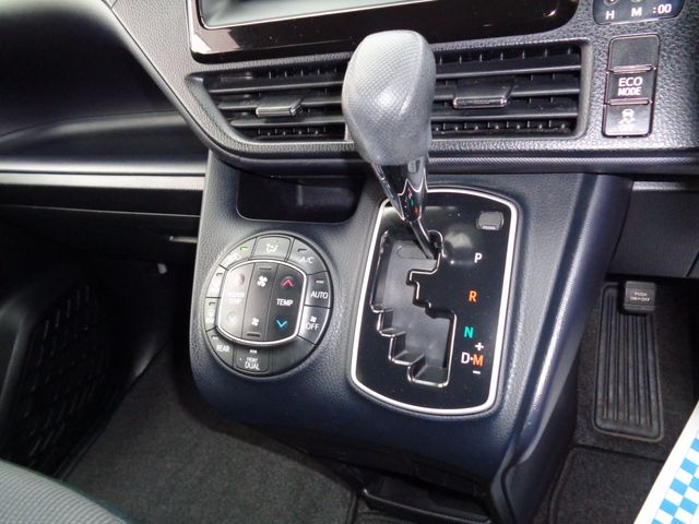 TOYOTA VOXY 2016 Image 31