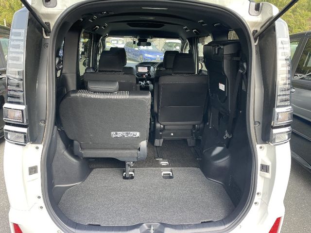 TOYOTA VOXY 2017 Image 31