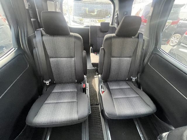 TOYOTA VOXY 2017 Image 31