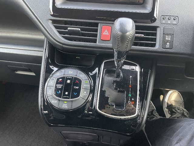 TOYOTA VOXY 2017 Image 31