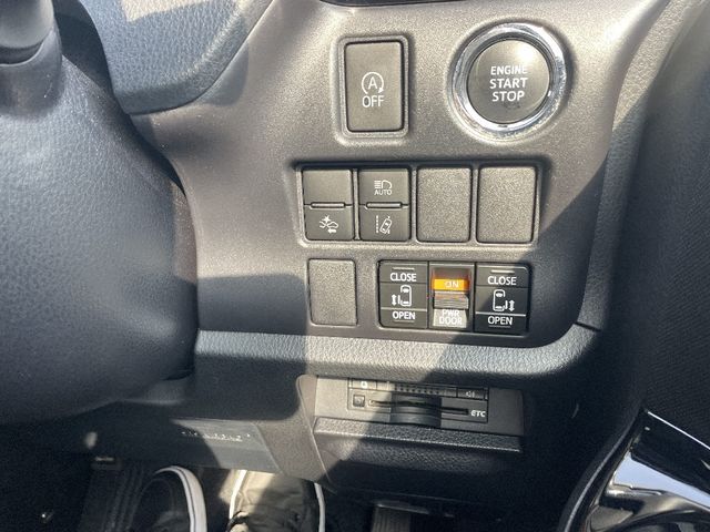 TOYOTA VOXY 2017 Image 31