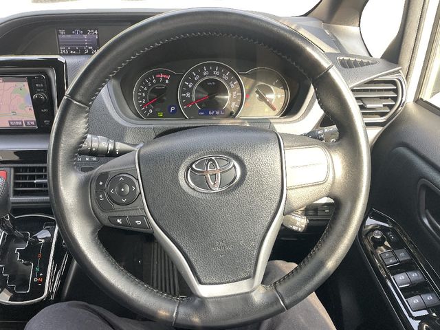 TOYOTA VOXY 2017 Image 31