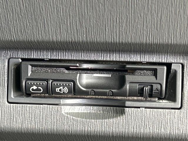 TOYOTA PRIUS ALPHA 2011 Image 31