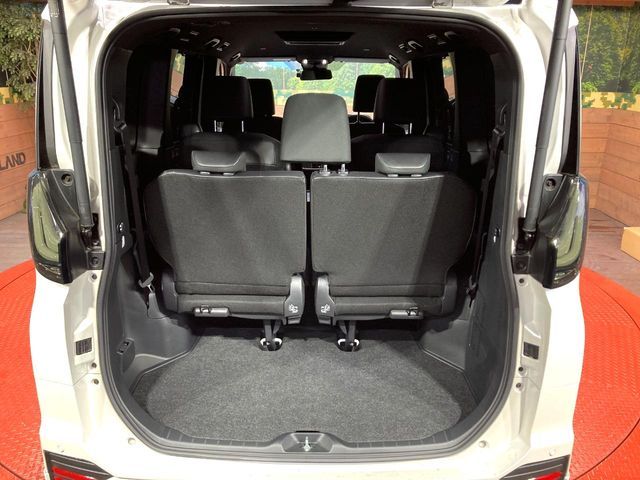 TOYOTA VOXY HYBRID 2023 Image 31