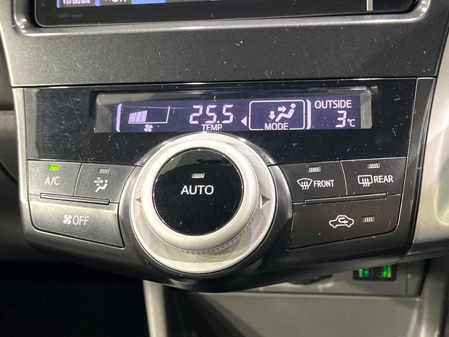 TOYOTA PRIUS ALPHA 2013 Image 31