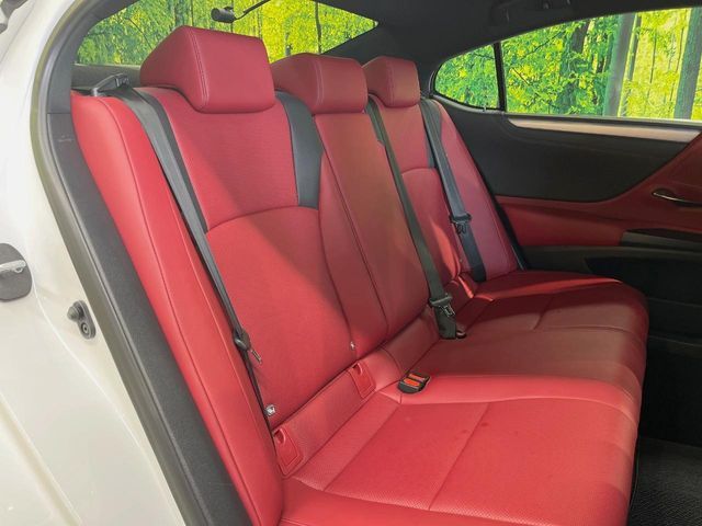 TOYOTA LEXUS ES300H 2019 Image 31