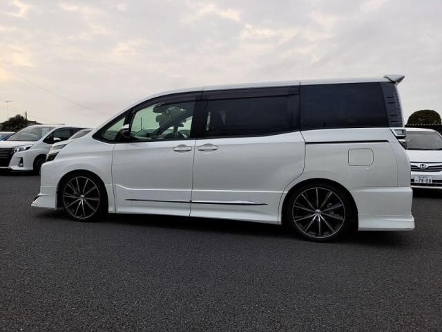 TOYOTA VOXY 2017 Image 31