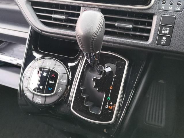 TOYOTA VOXY 2017 Image 31