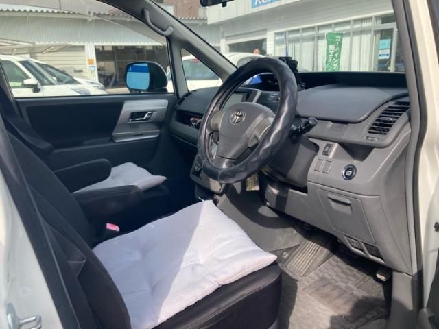 TOYOTA VOXY 2008 Image 31