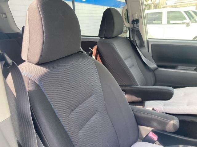 TOYOTA VOXY 2008 Image 31