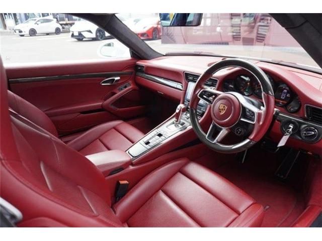 PORSCHE 911 2018 Image 31