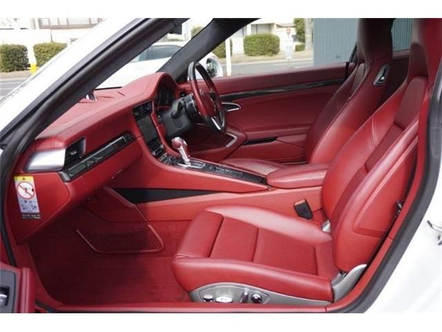 PORSCHE 911 2018 Image 31