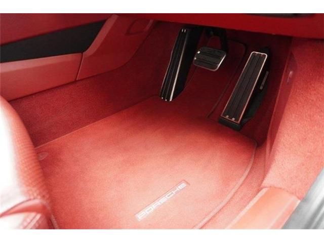 PORSCHE 911 2018 Image 31