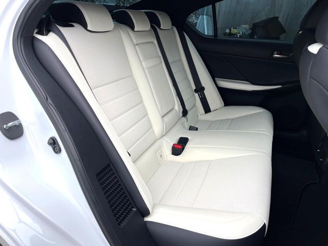 TOYOTA LEXUS IS300H 2021 Image 31