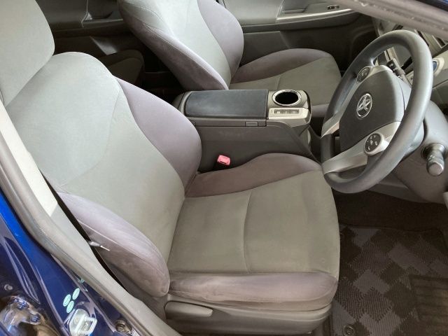 TOYOTA PRIUS ALPHA 2013 Image 31