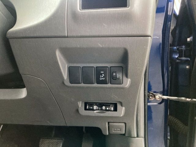 TOYOTA PRIUS ALPHA 2013 Image 31