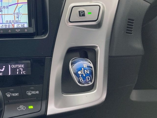 TOYOTA PRIUS ALPHA 2013 Image 31