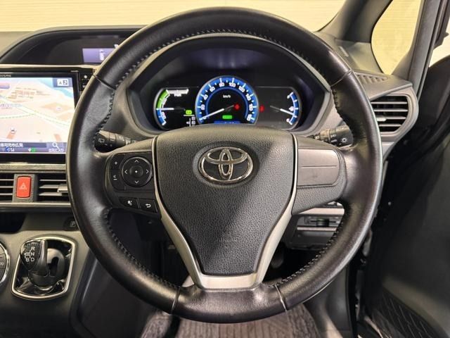TOYOTA VOXY HYBRID 2016 Image 31