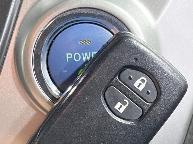 TOYOTA PRIUS ALPHA 2013 Image 31