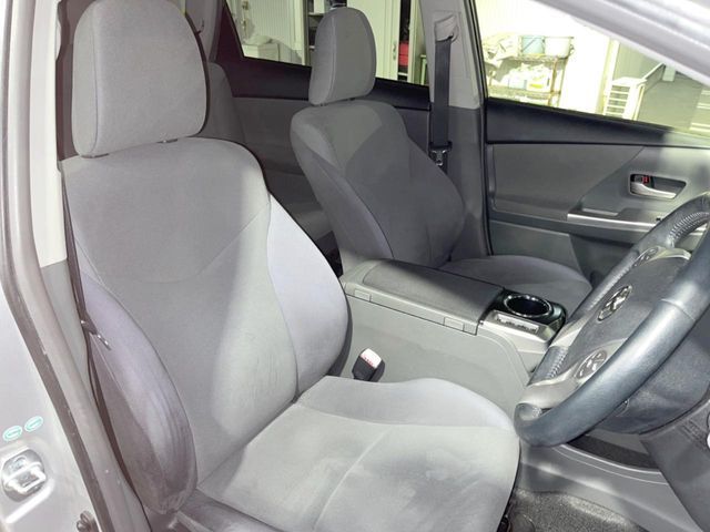 TOYOTA PRIUS ALPHA 2013 Image 31