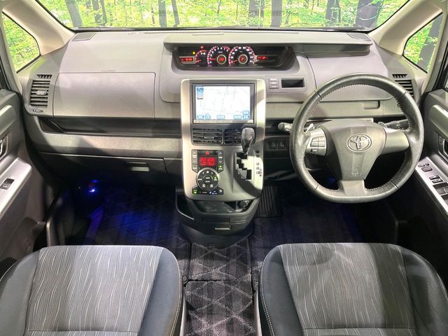 TOYOTA VOXY 2012 Image 31