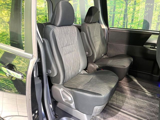 TOYOTA VOXY 2012 Image 31