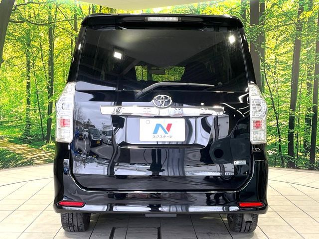 TOYOTA VOXY 2012 Image 31