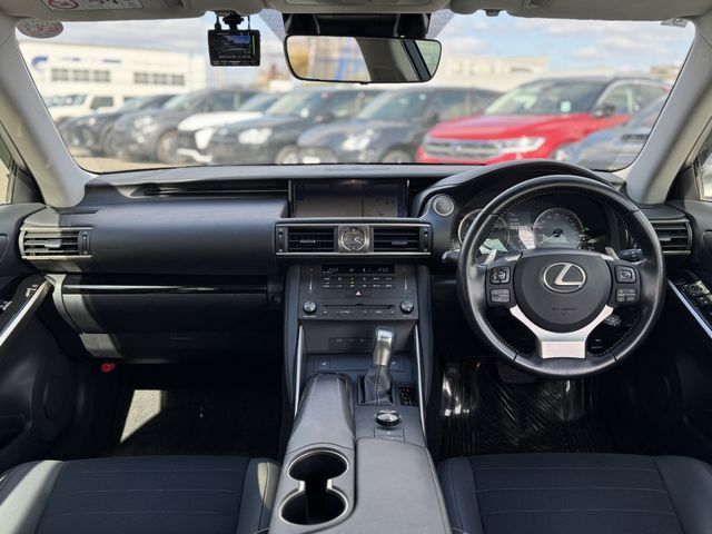 TOYOTA LEXUS IS350 2019 Image 31