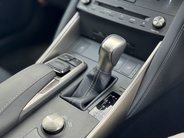 TOYOTA LEXUS IS350 2019 Image 31