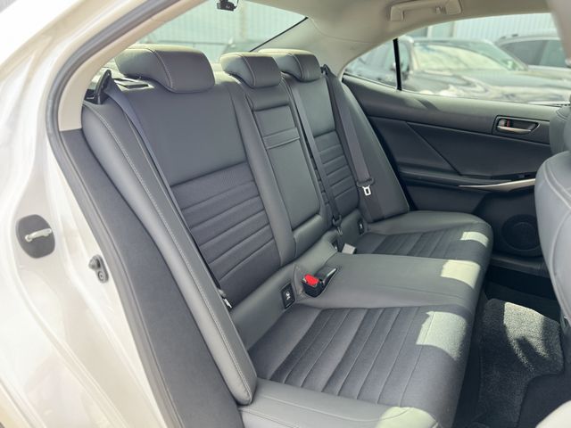 TOYOTA LEXUS IS350 2019 Image 31