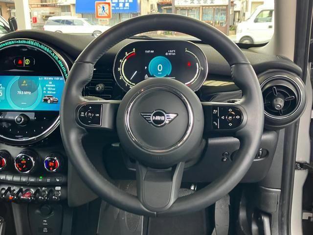 BMW MINI COOPER D 5DOOR 2023 Image 31