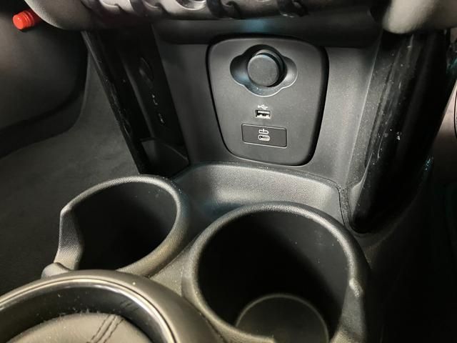 BMW MINI COOPER D 5DOOR 2023 Image 31