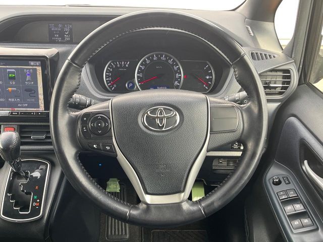 TOYOTA VOXY 2015 Image 31