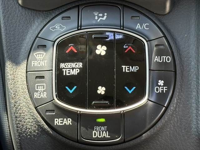 TOYOTA VOXY 2014 Image 31