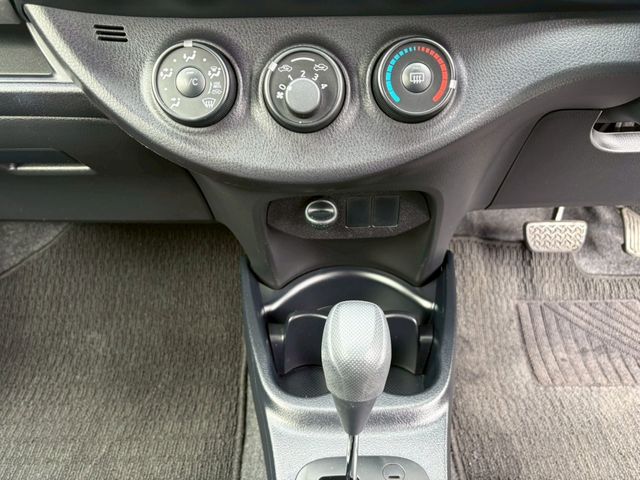 TOYOTA VITZ 2015 Image 31