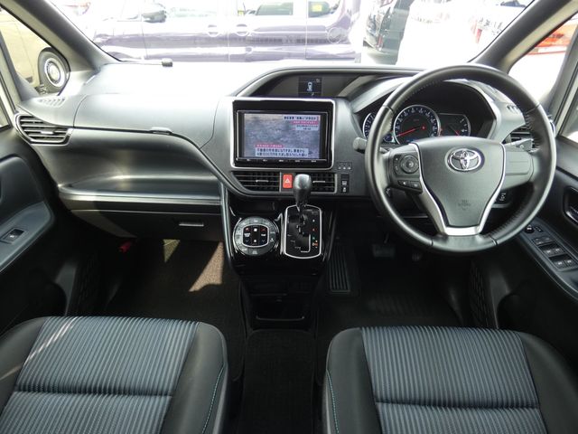 TOYOTA VOXY 2017 Image 31