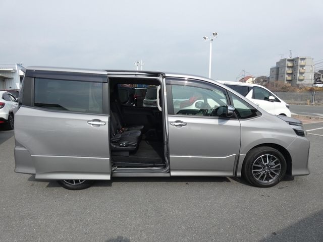 TOYOTA VOXY 2017 Image 31